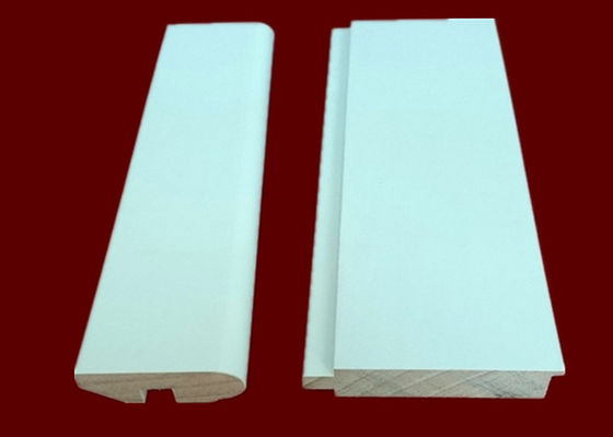 Las cornisas decorativas de la casa acorchetan el panel de pared de exterior de la corona